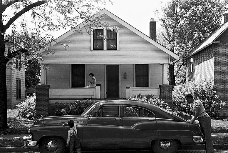 Gordon Parks, Untitled, Columbus, Ohio, 1950, Reproduced from original negative, © The Gordon Parks Foundation