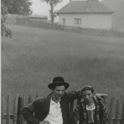 Paul Strand, Couple, Rucăr, Romania (1967)Photo: © Aperture Foundation Inc., Paul Strand Archive Courtesy Fundación Mapfre