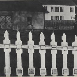 Paul Strand, White Fence, Port Kent, New York (1916)Photo: © Aperture Foundation Inc., Paul Strand Archive Courtesy Fundación Mapfre
