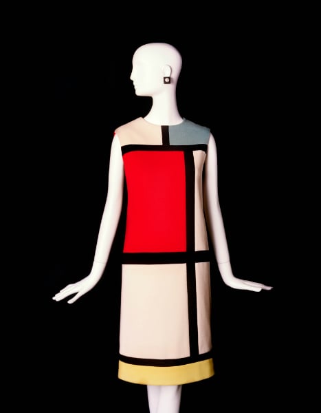 Short cocktail dress a tribute to Mondrian Photo: ©Fondation Pierre Bergé – Yves Saint Laurent