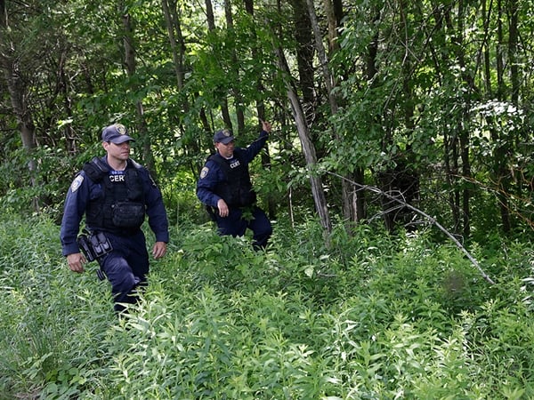 Police search for Ricahrd Matt and David Sweat. Photo: Mary Altaffer/ AP