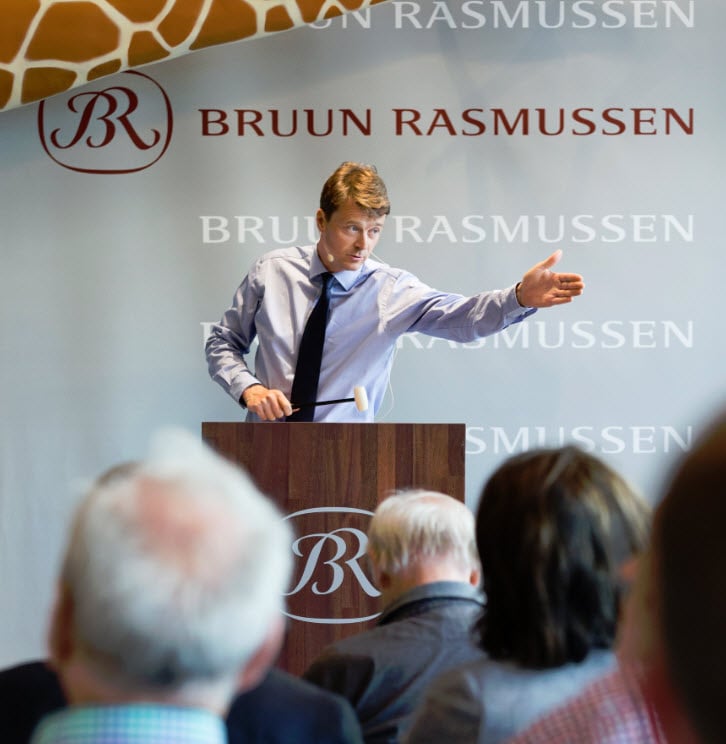 Frederik Bruun Rasmussen during an auction at Bruun Rasmussen
