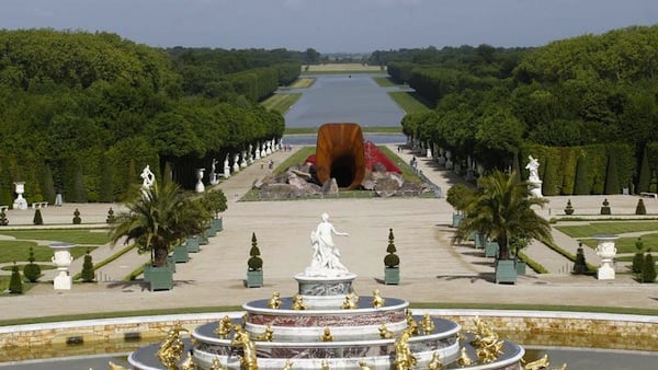 "Dirty Corner", Kapoor's large-scale sculpture at the gardens of Versailles. Photo: Jean-Christope Marmara via Le Figaro