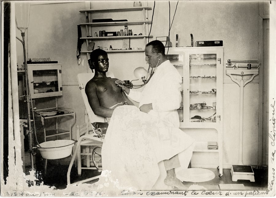  Anonymous Untitled (Doctor with Patient at His Clinic), n.d. Photo: Courtesy of the CIDIHCA Collection, Montreal Canada © CIDIHCA Collection, Montreal Canada