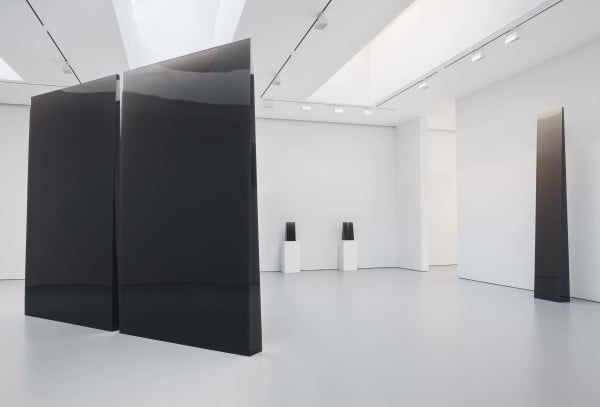 Installation view, “De Wain Valentine: Works from the 1960s and 1970s,” featuring <em>Two Gray Columns</em> at David Zwirner, New York in 2015. Photo ©2015 De Wain Valentine/Artists Rights Society (ARS), New York.