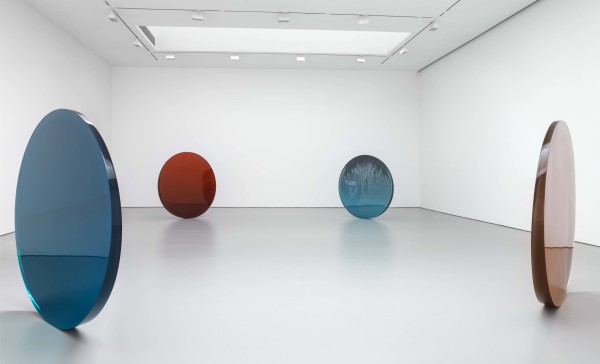 Installation view, “De Wain Valentine: Works from the 1960s and 1970s,” David Zwirner, New York, 2015. © 2015 De Wain Valentine/Artists Rights Society (ARS), New York