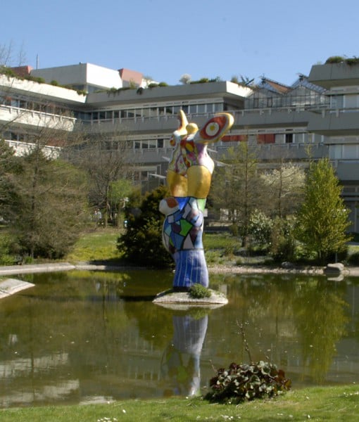 Niki de Saint Phalle <I>La poète et sa muse</i> (1976-78) is in bad need of repair. <br>Photo: University of Ulm
