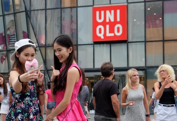 The Uniqlo selfie crowd. Photo: Yu Xiao, courtesy Beijing Youth Daily/ChinaFotoPress/Getty Images.
