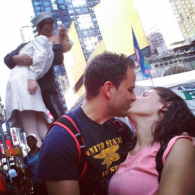 Seward Johnson, Embracing Peace in Times Square. Photo: raulinho03, via Instagram.