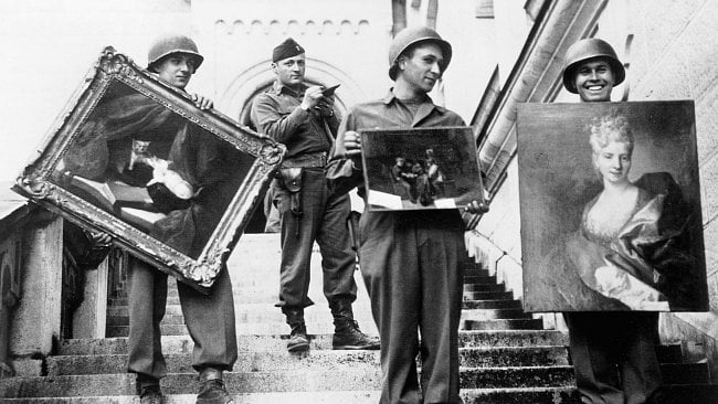 Monuments, Fine Arts, and Archives (MFAA) Officer James Rorimer supervises US soldiers recovering looted paintings from Neuschwanstein Castle in Germany during World War II. Photo: US National Archives and Records Administration.