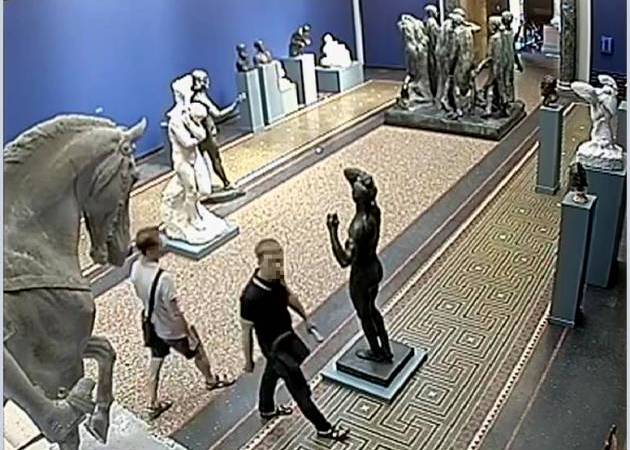 Security footage from the Ny Carlsberg Glyptotek Museum shows the thieves. Photo; Copenhagen police.