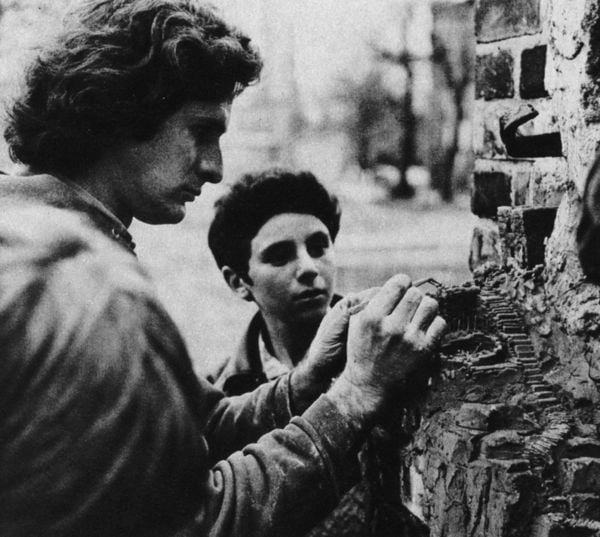 Simonds constructing Dwelling Kreuzeberg, Berlin 1978
