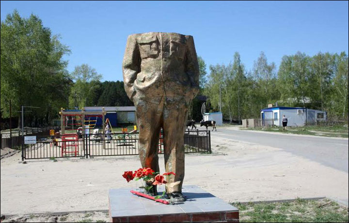 The Lenin statue in Moryakovsky, Russia, between selfie assaults. Photo: Elena Antonova, courtesy the Siberian Times.