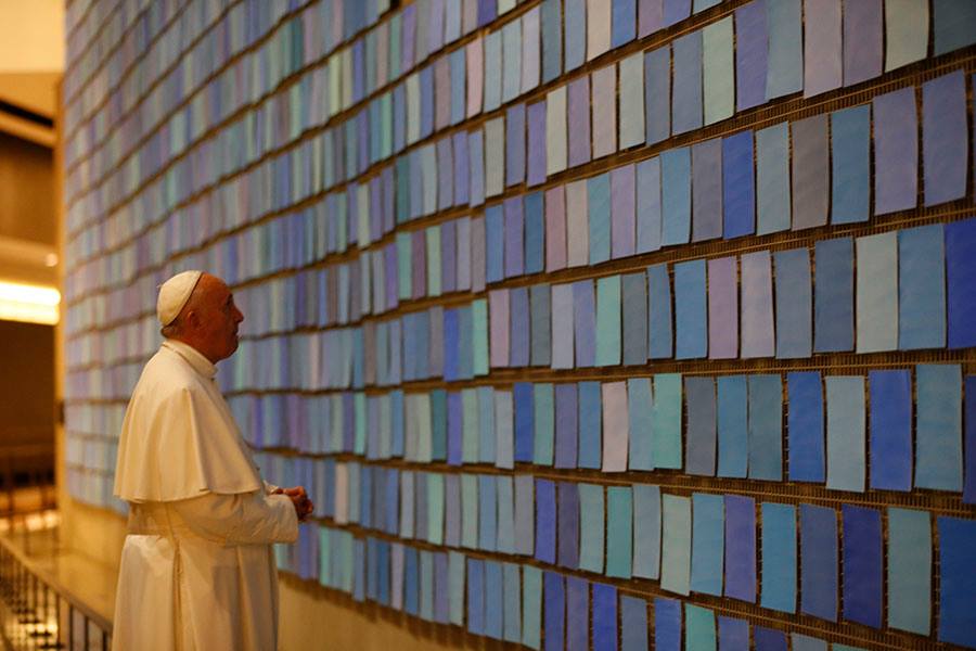 Pope Francis with Spencer Finch's Trying To Remember the Color of the Sky on That September Morning. Photo: National September 11 Memorial Museum.