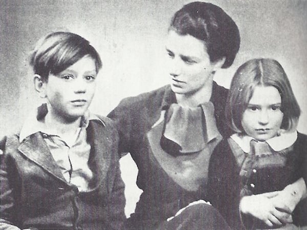 Peggy Guggenheim with her children Sindbad et Pegeen in 1934<br>Photo: via Pinterest