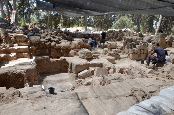 Archaeologists at work at Horbat Ha-Gardi. Photo: courtesy the Israel Antiquities Authority.