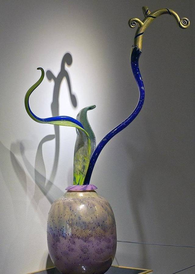 Dale Chihuly, <em>Gilded Lavender Ikebana with Lapis Stem and Two Leaves</em>. The sculpture was smashed by a visitor at the Tacoma Art Museum.  Photo: Bruce Ikenberry Photography.