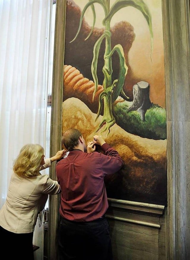 Missouri Republican Valinda Freed leaning on a Thomas Hart Benton mural to exchange her phone number with an unidentified man.Photo Dave Marner.