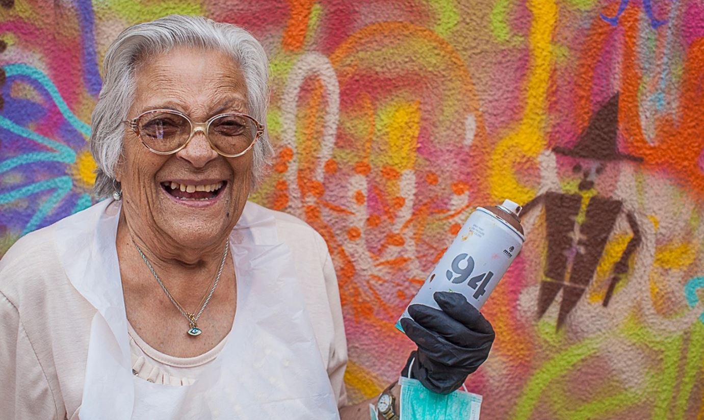 Бабушка с вибратором. Граффити с бабушкой. Бабушки творчество. Стрит арт с бабушкой.
