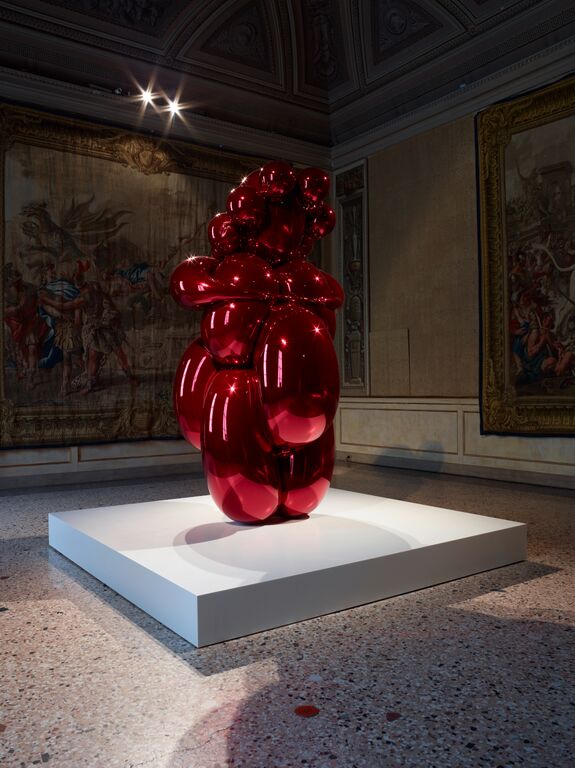 Installation view of Jeff Koons' Ballon Venus at the Palazzo Reale.  Image: Palazzo Reale.