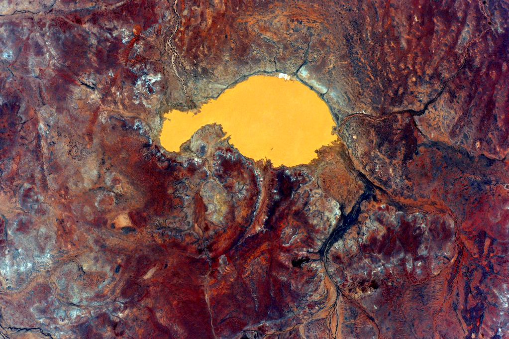 "#EarthArt in one pass over the #Australian continent. Picture 6 of 17. #YearInSpace." Photo: Scott Kelly, courtesy NASA. 
