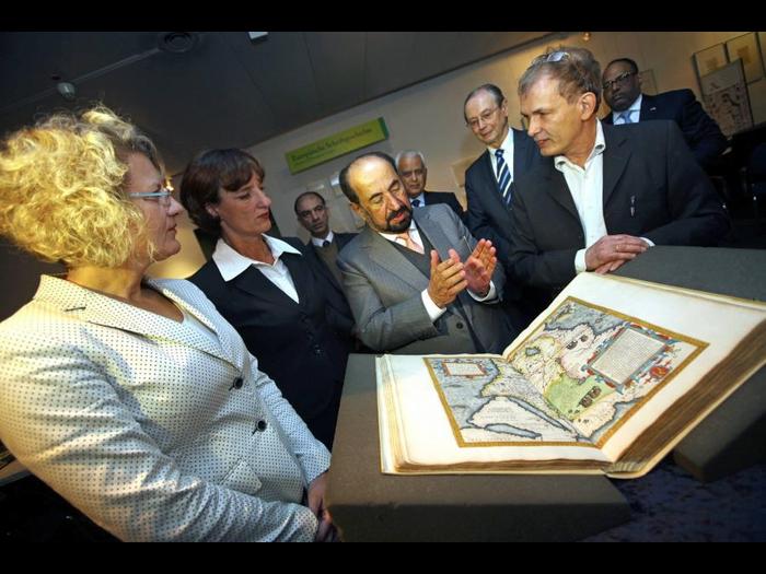 Museum director Annette Ludwig and Curator Dr. Claus Maywald with Dr. Sultan bin Mohammed al-Qasimi. Photo: hbz/Bahr via Allgemeine Zeitung
