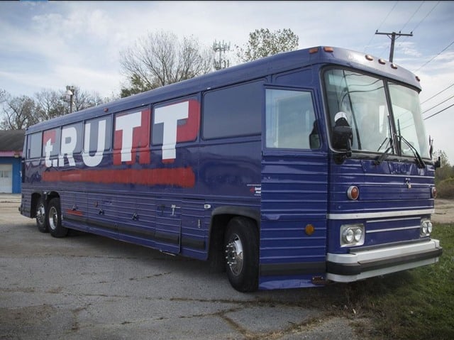 The Trump campaign bus that artist t.Rutt has turned into an anti-Trump vehicle.Photo via Des Moines Register.