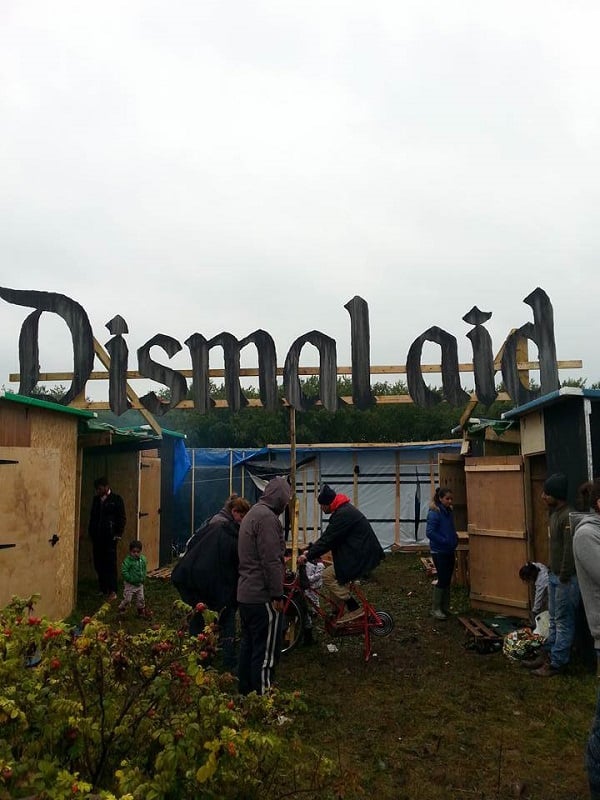 This re-purposed Dismaland sign was intended to highlight the "Dismal Aid" offered to refugees. <br>Photo: Lee McGrath/Lincolnshire Aid 2 Calais</br>