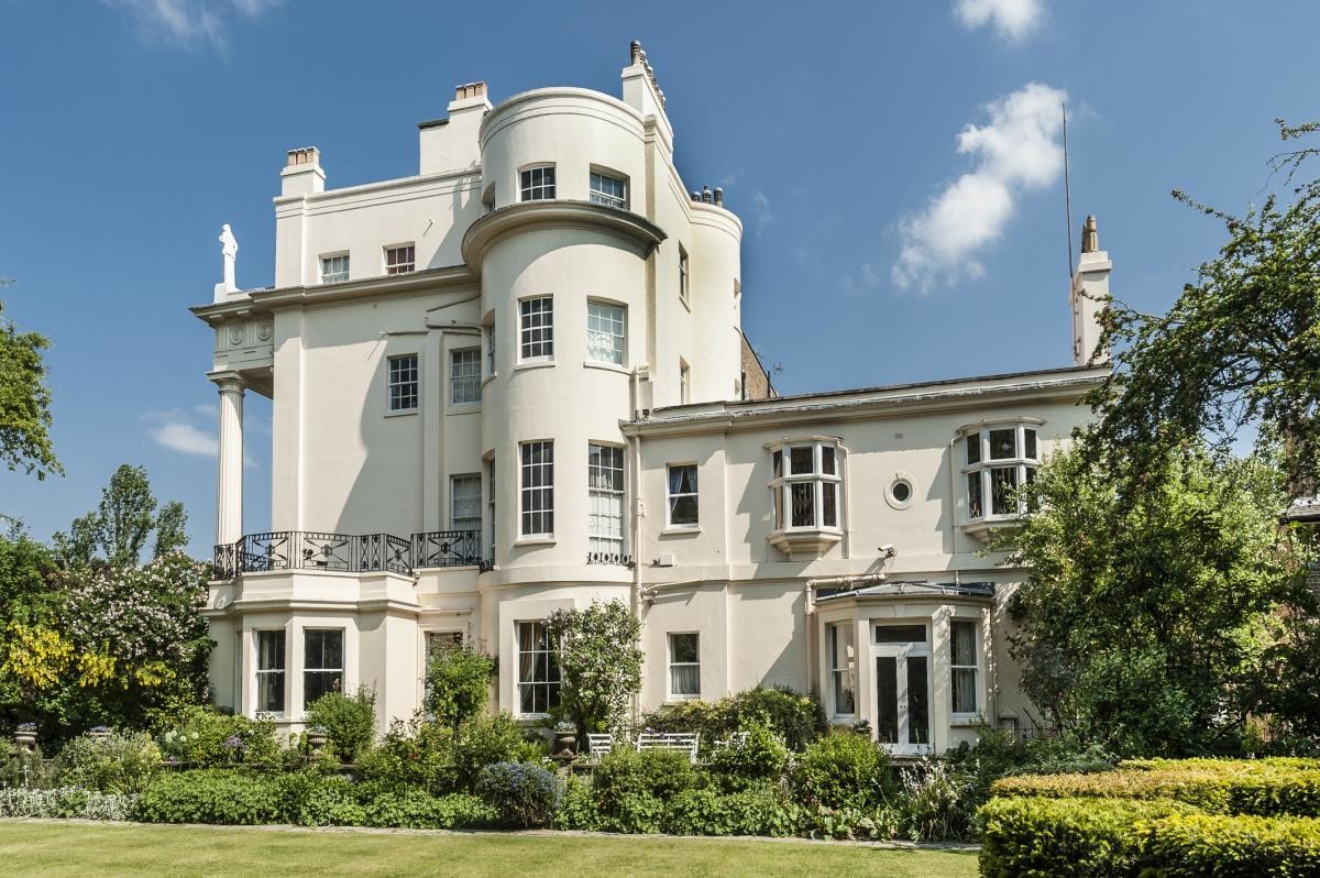 The back of Damien Hirst's new London mansion. Courtesy of Luxury Estate.