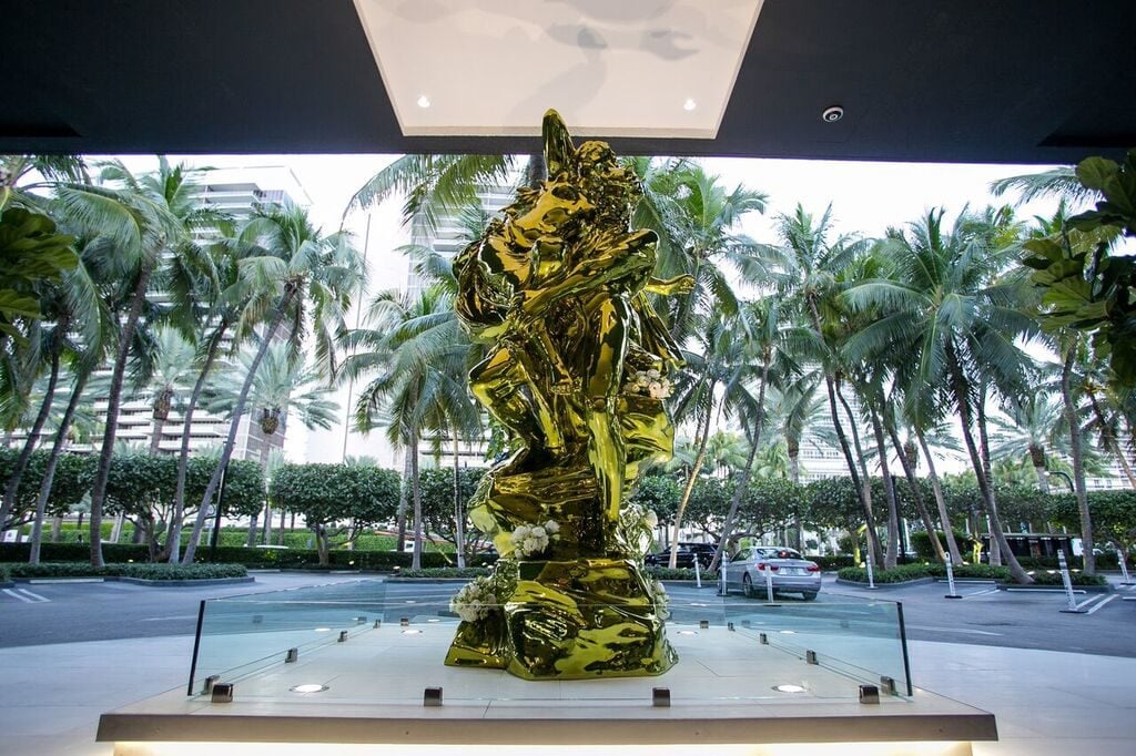 Jeff Koons, Pluto and Proserpina. Courtesy Bal Harbour Shops and Oceana Bal Harbour.