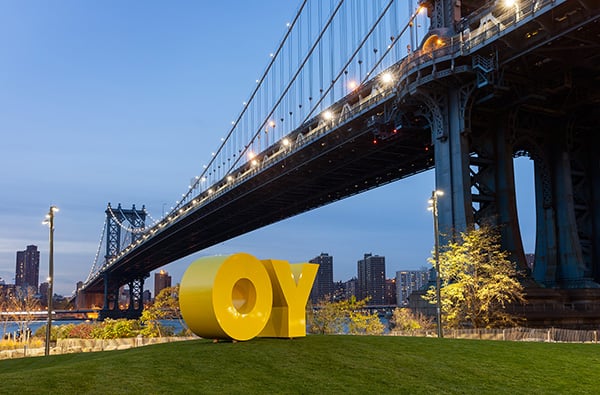 Deborah Kass, <em>OY/YO</em> (2015), Brooklyn Bridge Park. Photo: Etienne Frossard, © Deborah Kass Studio LLC, courtesy Two Trees Management Co.