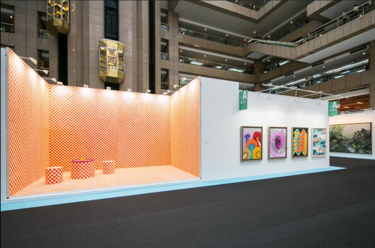Tobias Rehberger, Die Welt kurz vor Erfindung des tiefen Tellers (The world just before the invention of the deep dish) (2014) (left) in the exhibition space. Image: Courtesy of Art Taipei.