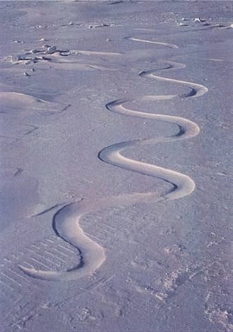 Andy Goldsworthy, Snow drift, carved into, waiting for the wind, Grise fiord, Ellesmere Island, 12 April 1989 (1989) Photo: Galerie Springer