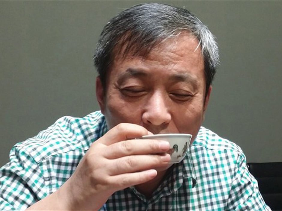 Liu Yiqian drinks from his $36.3 million Meiyintang chicken cup. Photo: courtesy Sotheby's.