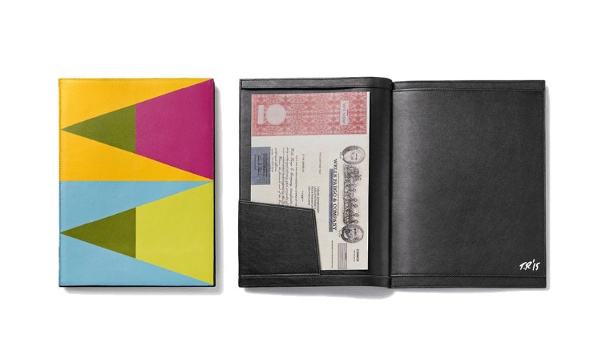 Tobias Rehberger designed a special wallet containing paper stocks. Photo: Manager Magazin