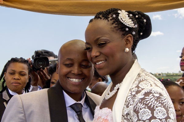 Zanele Muholi, <em>Ayanda & Nhlanhla Moremi’s Wedding !. Kwanele Park, Katlehong, 9 November 2013 </em>(2013)<br> Image: © Zanele Muholi / Courtesy Stevenson Gallery and Yancey Richardson