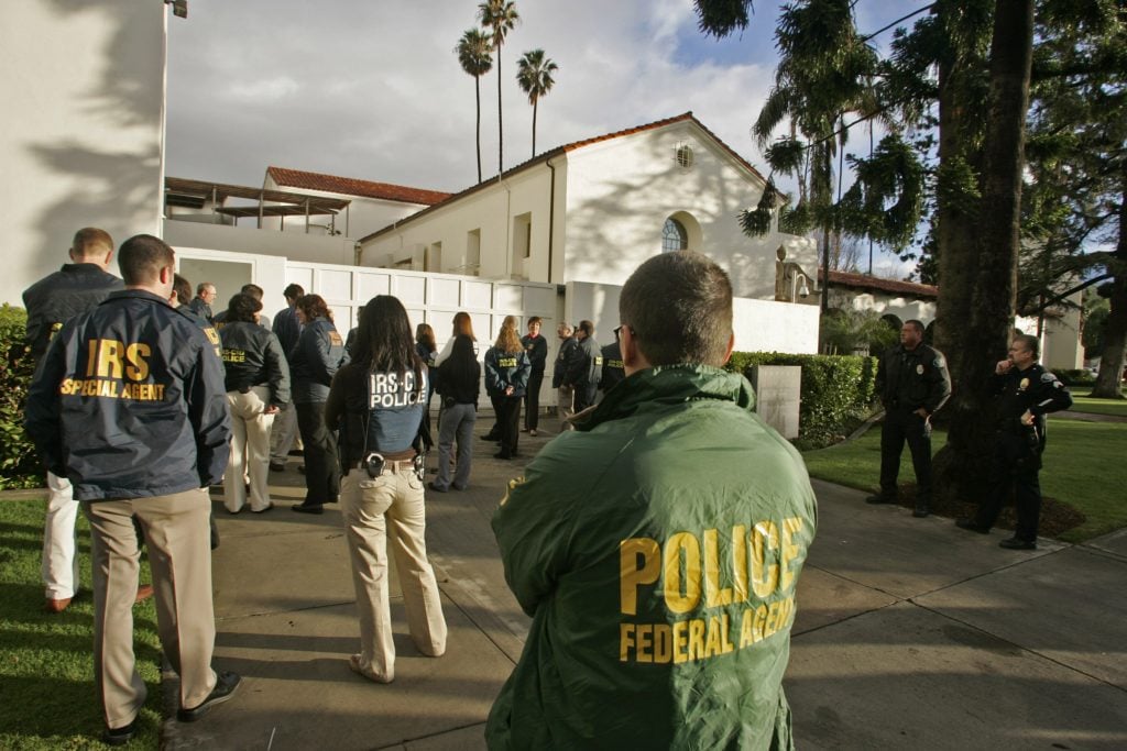 Federal agents descend upon the Bowers Museum during an early morning raid in Santa Ana in January 2008 following a years-long undercover investigation of the traffic in looted antiquities from South East Asia. Photo by Allen J. Schaben/Los Angeles Times via Getty Images.