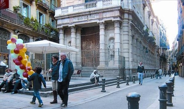 The former art school La Llotja, in the heart of Barcelona's gothic neighborhood, the proposed venue for the Woody Allen Center.<br>Photo: via El Periodico.