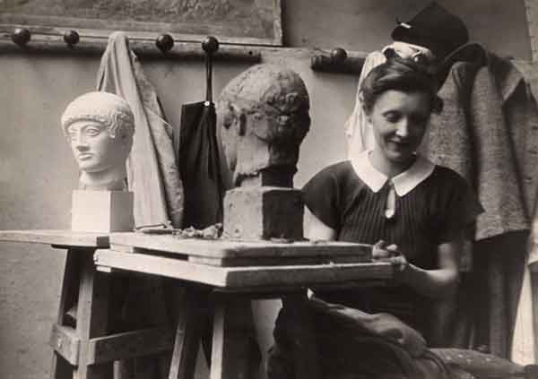 Louise Bourgeois at the Académie de la Grande-Chaumiére, Paris, 1937.Photo: Courtesy of the Louise Bourgeois Archive/Art21.