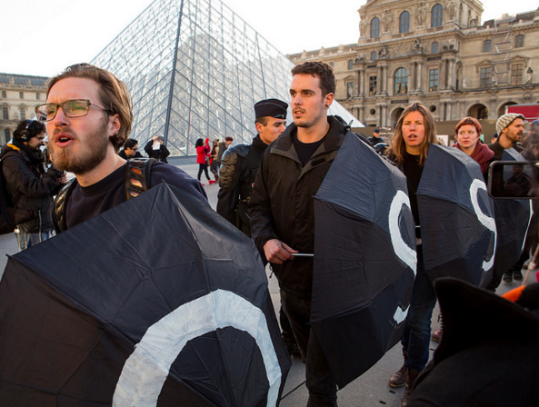 Protesters at the Louvre<br>Image: Emma Cassidy | Survival Media Agency