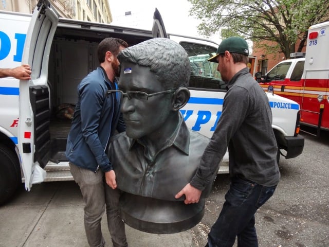 Police returning the Edward Snowden bust. Photo: Geoffrey Croft/NYC Park Advocates.