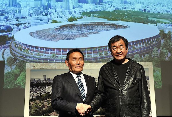 Japan Sports Council (JSC) president Kazumi Ohigashi (L) shakes hands with architect Kengo Kuma (R) during a press conference announcing new design of the national stadium in Tokyo on December 22, 2015. Photo: TOSHIFUMI KITAMURA/AFP/Getty Images