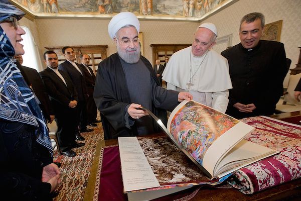 Pope Francis (C) and Iranian President Hassan Rouhani (L) exchange gifts during their private audience Photo: ANDREW MEDICHINI/AFP/Getty Images