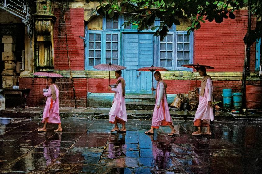 Steve McCurry, Procession of Nuns, Rangoon (1994). Courtesy of Sundaram Tagore Gallery.