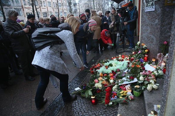 Fans lay flowers at David Bowie's former Berlin residence at Hauptstrasse 155 in the city's Schöneberg district. Photo: Sean Gallup/Getty Images