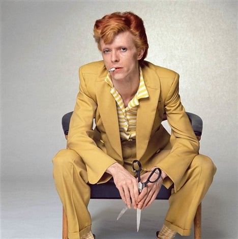 Terry O'Neill, David Bowie - Scissors, 1974 (1974). Photo: Artnet.