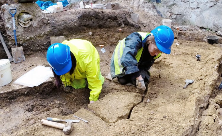 Conservators from MOLA remove a section of decorated Roman wall from the 1st century AD from an archaeological site in London.<br>Photo: © MOLA.