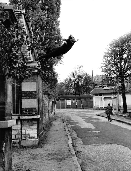 Yves Klein, Saut dans le Vide (1960).<br>Photo: Courtesy of Centre Pompidou – Musée national d’art moderne - Paris – Fonds Shunk-Kender. Gift of the Roy Lichtenstein Foundation in memory of Harry Shunk and János Kender © Yves Klein, ADAGP, Paris and DACS, London 2016 / Collaboration Harry Shunk and Janos Kender © J.Paul Getty Trust. The Getty Research Institute, Los Angeles.
