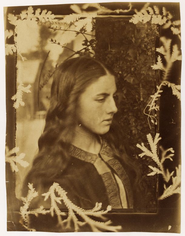  Oscar Gustav Rejlander in collaboration with Julia Margaret Cameron, <i>Kate Dore with Photogram Frame of Ferns </i> (about 1862) <br>Photo: © Victoria and Albert Museum, London