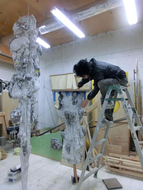 Motohiko Odani works on his piece <em>Skeleton</em>. Courtesy of Albertz Benda, New York, and YAMAMOTO GENDAI, Tokyo; ©Motohiko Odani.